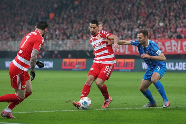 29.11.2025, xtgx, Fussball 1. Bundesliga, 1. FC Union Berlin - 1. FC Heidenheim emspor, v.l. Rani Khedira (Union Berlin, 8), Benedikt Gimber (Heidenheim, 5) Zweikampf, Duell, Kampf, tackle (DFL DFB REGULATIONS PROHIBIT ANY USE OF PHOTOGRAPHS as IMAGE SEQUENCES and or QUASI-VIDEO) Berlin