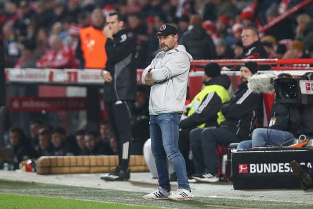 29.11.2025, xtgx, Fussball 1. Bundesliga, 1. FC Union Berlin - 1. FC Heidenheim emspor, v.l. Steffen Baumgart (Union Berlin, Trainer) enttaeuscht, enttäuscht, schaut enttaeuscht, niedergeschlagen, disappointed (DFL DFB REGULATIONS PROHIBIT ANY USE OF PHOTOGRAPHS as IMAGE SEQUENCES and or QUASI-VIDEO) Berlin