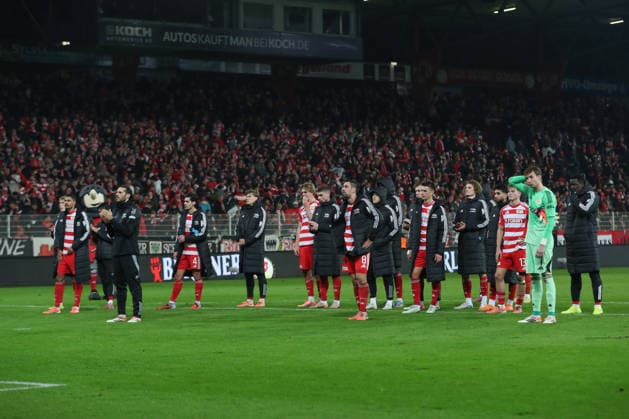 29.11.2025, xtgx, Fussball 1. Bundesliga, 1. FC Union Berlin - 1. FC Heidenheim emspor, v.l. Union Bedankt sich bei den Fans enttaeuscht, enttäuscht, schaut enttaeuscht, niedergeschlagen, disappointed (DFL DFB REGULATIONS PROHIBIT ANY USE OF PHOTOGRAPHS as IMAGE SEQUENCES and or QUASI-VIDEO) Berlin