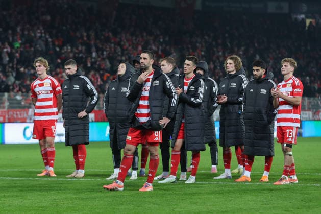29.11.2025, xtgx, Fussball 1. Bundesliga, 1. FC Union Berlin - 1. FC Heidenheim emspor, v.l. Union Bedankt sich bei den Fans enttaeuscht, enttäuscht, schaut enttaeuscht, niedergeschlagen, disappointed (DFL DFB REGULATIONS PROHIBIT ANY USE OF PHOTOGRAPHS as IMAGE SEQUENCES and or QUASI-VIDEO) Berlin