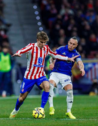Atletico de Madrid vs Real Oviedo - LaLiga EA Sports - 29 11 2025 Pablo Barrios of Atletico de Madrid (L) battles for the ball with Santi Cazorla of Real Oviedo (R) during the LaLiga EA Sports match between Atletico de Madrid and Real Oviedo at Estadio Riyadh Air Metropolitano on November 29, 2025 in Madrid, Spain. Madrid Spain Copyright: xPabloxGarcia PGSxPhotoxAgencyx