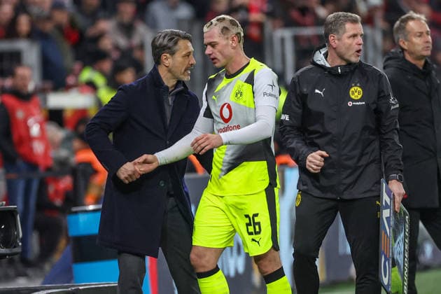 1. Bundesliga - Bayer 04 Leverkusen - Borussia Dortmund am 29.11.2025 in der BayArena in Leverkusen Trainer Niko Kovac (Dortmund) und Julian Ryerson (Dortmund 26) mit Shakehands