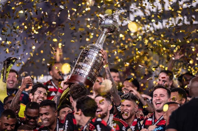 Palmeiras v Flamengo: Final Copa CONMEBOL Libertadores 2025 LIMA,PERU - NOVEMBER 29: Giorgian de Arrascaeta and Bruno Henrique of Flamengo lift the Champion s trophy after winning the Copa CONMEBOL Libertadores 2025 final match between Palmeiras and Flamengo at Monumental U Stadium on November 29, 2025, in Lima,Peru. (Photo by Guilherme Veiga PxImages) Sao Paulo Monumental U Stadium Lima Peru Copyright: xGuilhermexVeigax