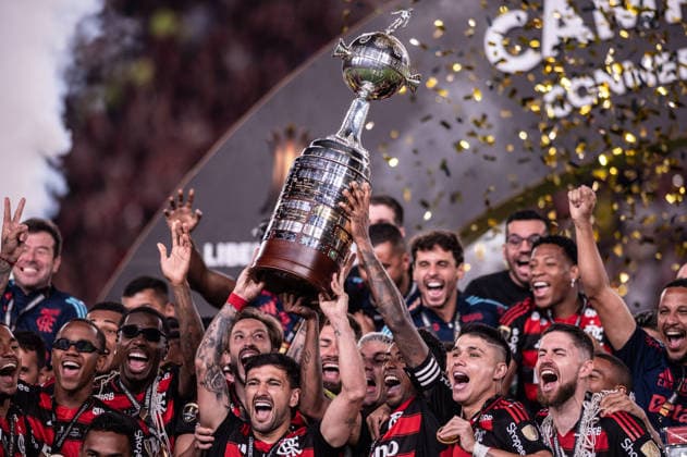 Palmeiras v Flamengo: Final Copa CONMEBOL Libertadores 2025 LIMA,PERU - NOVEMBER 29: Giorgian de Arrascaeta and Bruno Henrique of Flamengo lift the Champion s trophy after winning the Copa CONMEBOL Libertadores 2025 final match between Palmeiras and Flamengo at Monumental U Stadium on November 29, 2025, in Lima,Peru. (Photo by Guilherme Veiga PxImages) Sao Paulo Monumental U Stadium Lima Peru Copyright: xGuilhermexVeigax
