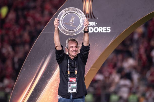 Palmeiras v Flamengo: Final Copa CONMEBOL Libertadores 2025 LIMA,PERU - NOVEMBER 29: President of Flamengo, Luiz Eduardo Baptista lift the trophy after winning of the Copa CONMEBOL Libertadores 2025 final match between Palmeiras and Flamengo at Monumental U Stadium on November 29, 2025, in Lima,Peru. (Photo by Guilherme Veiga PxImages) Sao Paulo Monumental U Stadium Lima Peru Copyright: xGuilhermexVeigax