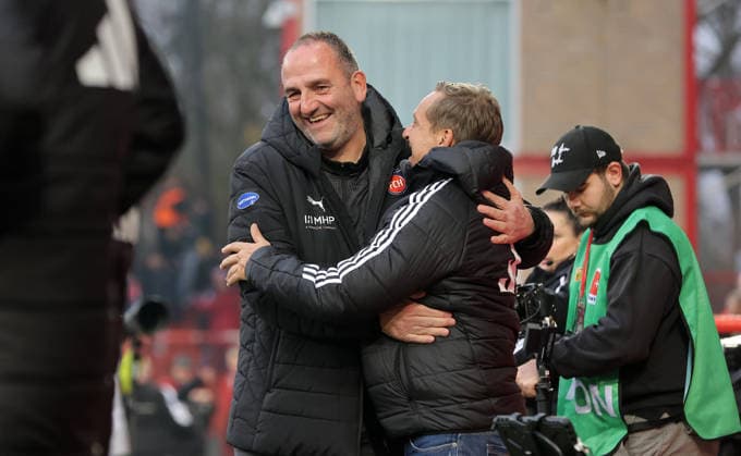 re. Sportdirektor Horst Heldt begrüßt Trainer Frank Schmidt vor Spielbeginn Fußball Fussball Bundesliga Herren DFL 12. Spieltag Saison 2025 2026 29.11.2025 1.FC Union Berlin FCU vs. 1.FC Heidenheim FCH DFL regulations prohibit any use of photographs as image sequences and or quasi-video.