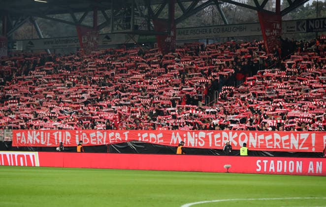 Plakat, Transparent der Unionfans: Fankultur überlebt jede Ministerkonferenz!, Schals Gegengerade, Hymne Fußball Fussball Bundesliga Herren DFL 12. Spieltag Saison 2025 2026 29.11.2025 1.FC Union Berlin FCU vs. 1.FC Heidenheim FCH DFL regulations prohibit any use of photographs as image sequences and or quasi-video.