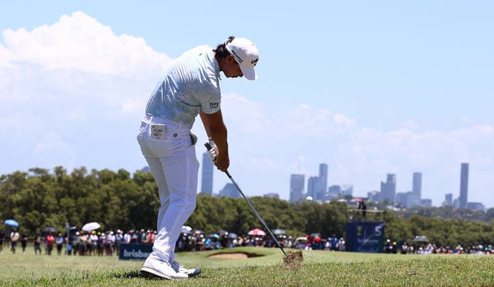 GOLF AUSTRALIAN PGA, Golf Herren Australia s Min Woo Lee plays a shot on the 5th hole during the Final Round of the Australian PGA Championship at Royal Queensland Golf Club in Brisbane, Sunday, November 30, 2025. ( NO ARCHIVING, EDITORIAL USE ONLY BRISBANE QUEENSLAND AUSTRALIA  Copyright: xx 20251130194868518707