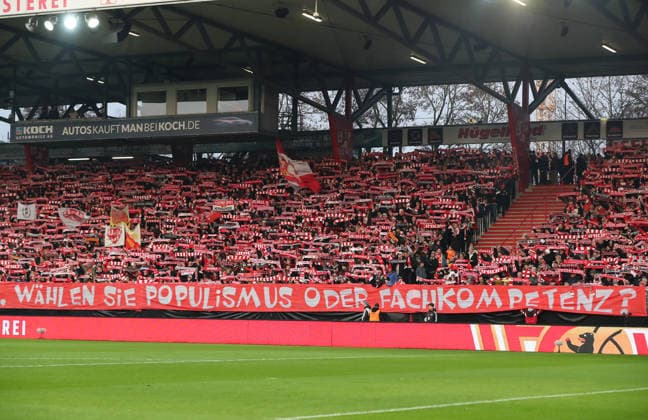 Plakat, Transparent der Unionfans: Frau Spranger, wählen sie Populismus oder Fachkompetenz?, Schals Gegengerade, Hymne Fußball Fussball Bundesliga Herren DFL 12. Spieltag Saison 2025 2026 29.11.2025 1.FC Union Berlin FCU vs. 1.FC Heidenheim FCH DFL regulations prohibit any use of photographs as image sequences and or quasi-video.