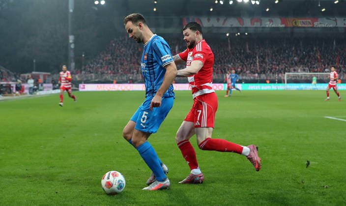 Benedikt Gimber am Ball, Oliver Burke Zweikampf Spielszene Aktion Fußball Fussball Bundesliga Herren DFL 12. Spieltag Saison 2025 2026 29.11.2025 1.FC Union Berlin FCU vs. 1.FC Heidenheim FCH DFL regulations prohibit any use of photographs as image sequences and or quasi-video.