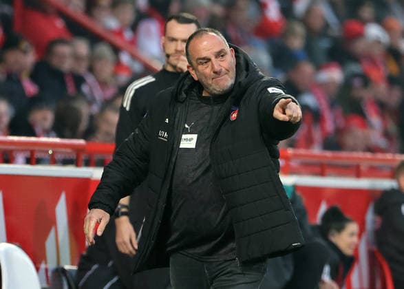 Trainer Frank Schmidt gibt Anweisungen Aktion Oberkörper Fußball Fussball Bundesliga Herren DFL 12. Spieltag Saison 2025 2026 29.11.2025 1.FC Union Berlin FCU vs. 1.FC Heidenheim FCH DFL regulations prohibit any use of photographs as image sequences and or quasi-video.