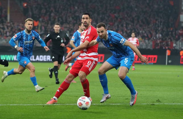Rani Khedira, Benedikt Gimber Zweikampf Spielszene Aktion Fußball Fussball Bundesliga Herren DFL 12. Spieltag Saison 2025 2026 29.11.2025 1.FC Union Berlin FCU vs. 1.FC Heidenheim FCH DFL regulations prohibit any use of photographs as image sequences and or quasi-video.