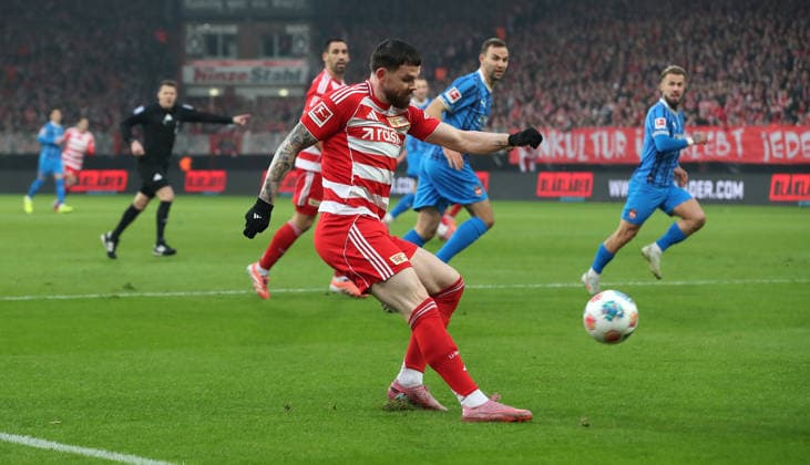Oliver Burke schiesst Einzelbild Freisteller Aktion Fußball Fussball Bundesliga Herren DFL 12. Spieltag Saison 2025 2026 29.11.2025 1.FC Union Berlin FCU vs. 1.FC Heidenheim FCH DFL regulations prohibit any use of photographs as image sequences and or quasi-video.