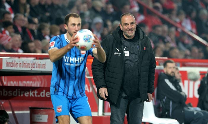 Jonas Föhrenbach beim Einwurf, Trainer Frank Schmidt gibt Anweisungen Aktion Oberkörper Fußball Fussball Bundesliga Herren DFL 12. Spieltag Saison 2025 2026 29.11.2025 1.FC Union Berlin FCU vs. 1.FC Heidenheim FCH DFL regulations prohibit any use of photographs as image sequences and or quasi-video.