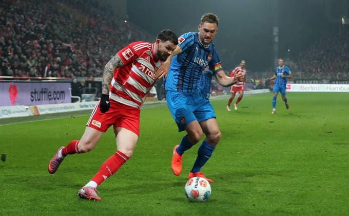 Oliver Burke, Patrick Mainka am Ball Zweikampf Spielszene Aktion Fußball Fussball Bundesliga Herren DFL 12. Spieltag Saison 2025 2026 29.11.2025 1.FC Union Berlin FCU vs. 1.FC Heidenheim FCH DFL regulations prohibit any use of photographs as image sequences and or quasi-video.