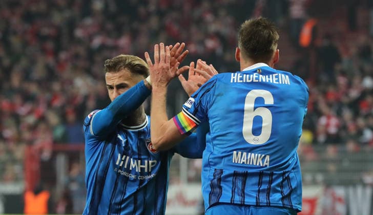 Niklas Dorsch klatscht ab mit Patrick Mainka Aktion Oberkörper Fußball Fussball Bundesliga Herren DFL 12. Spieltag Saison 2025 2026 29.11.2025 1.FC Union Berlin FCU vs. 1.FC Heidenheim FCH DFL regulations prohibit any use of photographs as image sequences and or quasi-video.