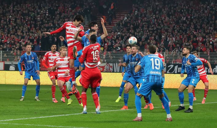 Diogo Leite köpft auf das Tor Zweikampf Spielszene Aktion Fußball Fussball Bundesliga Herren DFL 12. Spieltag Saison 2025 2026 29.11.2025 1.FC Union Berlin FCU vs. 1.FC Heidenheim FCH DFL regulations prohibit any use of photographs as image sequences and or quasi-video.