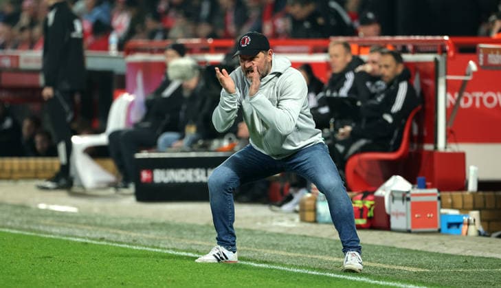 Trainer Steffen Baumgart feuert an Einzelbild Freisteller Aktion Fußball Fussball Bundesliga Herren DFL 12. Spieltag Saison 2025 2026 29.11.2025 1.FC Union Berlin FCU vs. 1.FC Heidenheim FCH DFL regulations prohibit any use of photographs as image sequences and or quasi-video.
