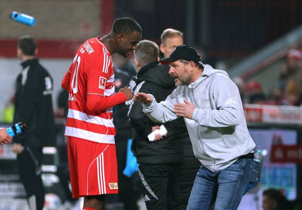 Trainer Steffen Baumgart redet mit Ilyas Ansah Fußball Fussball Bundesliga Herren DFL 12. Spieltag Saison 2025 2026 29.11.2025 1.FC Union Berlin FCU vs. 1.FC Heidenheim FCH DFL regulations prohibit any use of photographs as image sequences and or quasi-video.
