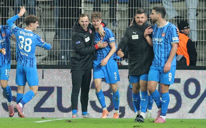 Jan Schöppner (3) jubelt nach 1:2 mit Yannik Wagner, Benedikt Gimber, Marnon Busch, Stefan Schimmer Freude Emotion Jubel Fußball Fussball Bundesliga Herren DFL 12. Spieltag Saison 2025 2026 29.11.2025 1.FC Union Berlin FCU vs. 1.FC Heidenheim FCH DFL regulations prohibit any use of photographs as image sequences and or quasi-video.