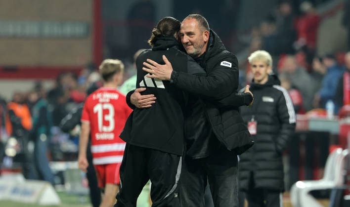 Christopher Trimmel gratuliert Trainer Frank Schmidt nach Spielende Fußball Fussball Bundesliga Herren DFL 12. Spieltag Saison 2025 2026 29.11.2025 1.FC Union Berlin FCU vs. 1.FC Heidenheim FCH DFL regulations prohibit any use of photographs as image sequences and or quasi-video.