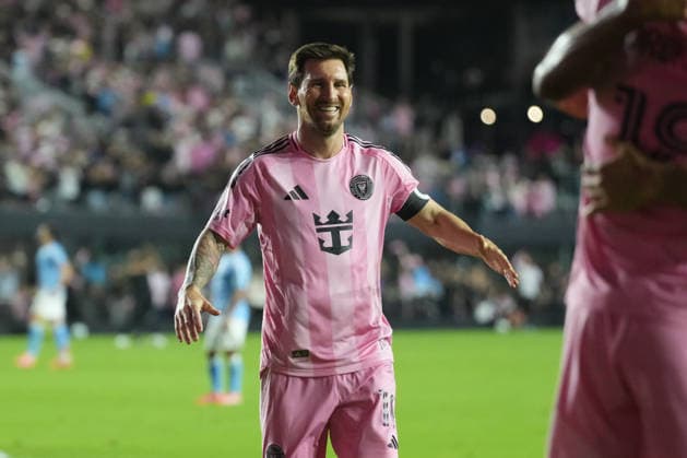FT. LAUDERDALE, FL - NOVEMBER 29: Inter Miami forward Lionel Messi (10) smiles as he joins a goal celebration during the MLS, Fussball Herren, USA Eastern Conference finals between New York FC and Inter Miami CF on Saturday, November 29, 2025 at Chase Stadium in Fort Lauderdale, FL (Photo by Peter Joneleit Icon Sportswire) SOCCER: NOV 29 MLS Cup Playoffs Inter Miami CF vs NYC FC EDITORIAL USE ONLY Icon251129064