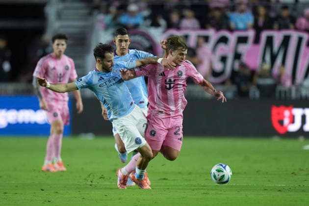 FT. LAUDERDALE, FL - NOVEMBER 29: New York City forward Kevin O Toole (22) and Inter Miami forward Mateo Silvetti (24) battle for the ball during the MLS, Fussball Herren, USA Eastern Conference finals between New York FC and Inter Miami CF on Saturday, November 29, 2025 at Chase Stadium in Fort Lauderdale, FL (Photo by Peter Joneleit Icon Sportswire) SOCCER: NOV 29 MLS Cup Playoffs Inter Miami CF vs NYC FC EDITORIAL USE ONLY Icon251129071