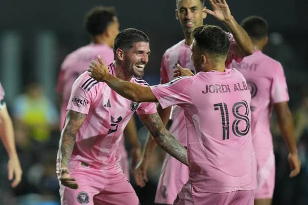 FT. LAUDERDALE, FL - NOVEMBER 29: Inter Miami midfielder Rodrigo de Paul (7) and Inter Miami defender Jordi Alba (18) celebrates a goal during the MLS, Fussball Herren, USA Eastern Conference finals between New York FC and Inter Miami CF on Saturday, November 29, 2025 at Chase Stadium in Fort Lauderdale, FL (Photo by Peter Joneleit Icon Sportswire) SOCCER: NOV 29 MLS Cup Playoffs Inter Miami CF vs NYC FC EDITORIAL USE ONLY Icon251129073