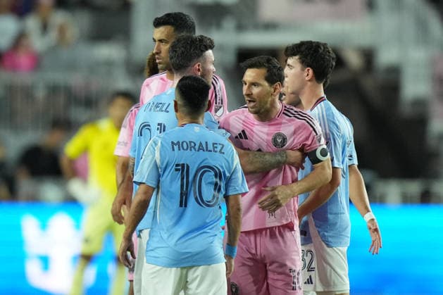 FT. LAUDERDALE, FL - NOVEMBER 29: Inter Miami forward Lionel Messi (10) gets in a verbal scuffle during the MLS, Fussball Herren, USA Eastern Conference finals between New York FC and Inter Miami CF on Saturday, November 29, 2025 at Chase Stadium in Fort Lauderdale, FL (Photo by Peter Joneleit Icon Sportswire) SOCCER: NOV 29 MLS Cup Playoffs Inter Miami CF vs NYC FC EDITORIAL USE ONLY Icon251129047