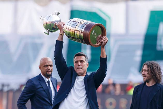 Palmeiras v Flamengo - Copa CONMEBOL Libertadores 2025 Final Lima, Peru - November 29: Julio Cesar former player of Flamengo shows the Conmebol Libertadores trophy during the Copa CONMEBOL Libertadores 2025 Final match between Palmeiras and Flamengo at Estadio Monumental U de Lima. Copyright: xLatinxSportxImagesx