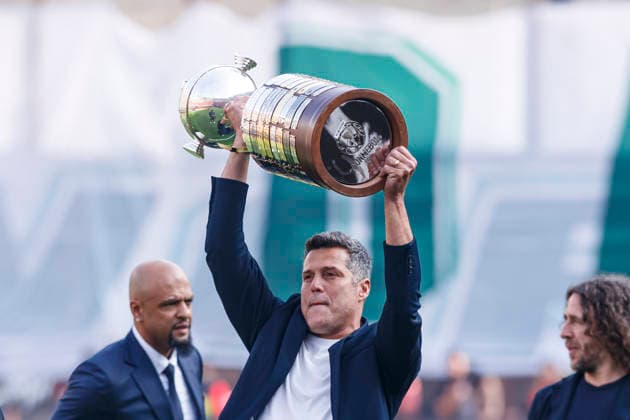 Palmeiras v Flamengo - Copa CONMEBOL Libertadores 2025 Final Lima, Peru - November 29: Julio Cesar former player of Flamengo shows the Conmebol Libertadores trophy during the Copa CONMEBOL Libertadores 2025 Final match between Palmeiras and Flamengo at Estadio Monumental U de Lima. Copyright: xLatinxSportxImagesx
