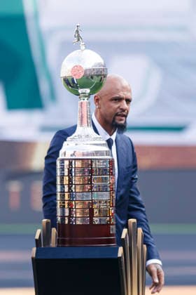 Palmeiras v Flamengo - Copa CONMEBOL Libertadores 2025 Final Lima, Peru - November 29: Felipe Melo former player of Palmeiras shows the Conmebol Libertadores trophy during the Copa CONMEBOL Libertadores 2025 Final match between Palmeiras and Flamengo at Estadio Monumental U de Lima. Copyright: xLatinxSportxImagesx