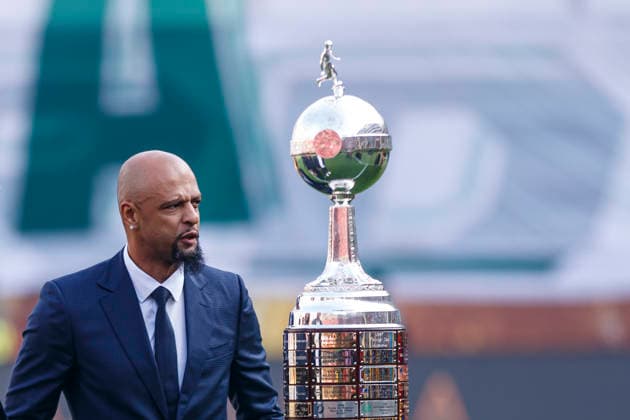 Palmeiras v Flamengo - Copa CONMEBOL Libertadores 2025 Final Lima, Peru - November 29: Felipe Melo former player of Palmeiras shows the Conmebol Libertadores trophy during the Copa CONMEBOL Libertadores 2025 Final match between Palmeiras and Flamengo at Estadio Monumental U de Lima. Copyright: xLatinxSportxImagesx