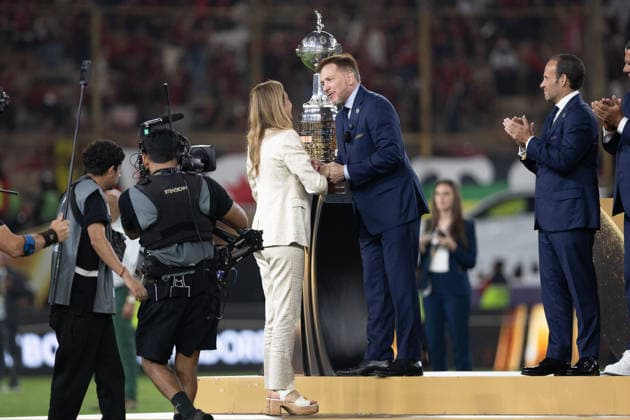LIMA (PE), 11 28 2025 - LIBERTADORES FLAMENGO x PALMEIRAS - Alejandro Dominguez and Leila Pereira during the match between Palmeiras and Flamengo, valid for the Final of the Copa Libertadores de America, held at Estadio Monumental U, on the afternoon of Saturday, the 29th. (Photo: Crizam Franca Photo Premium SPP) 30930 (Crizam FranoÂßa, Crizam Franca SPP) Copyright: xCrizamxFranoÂßa,xCrizamxFrancax xSPPx spp-en-CrFrCrFr-crizam_franca_photo_premium_326650