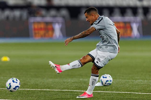Rio de Janeiro, Brazil - November 05: Philippe Coutinho of Vasco warming up prior to the Brasileirao Betano 2025 match between Botafogo and Vasco at Estadio Olimpico Nilton Santos on November 05, 2025 in Rio de Janeiro, Brazil. (Photo by Daniel Castelo Branco Eurasia Images) Rio de Janeiro Estadio Olimpico Nilton Santos Rio de Janeiro Brazil