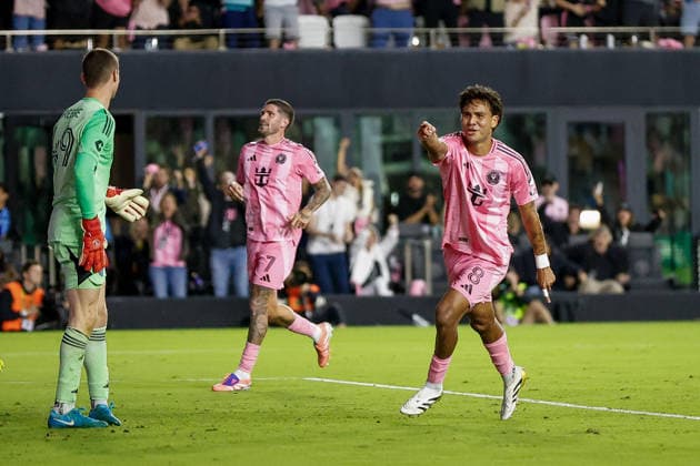 FT. LAUDERDALE, FL - NOVEMBER 29: Inter Miami midfielder Telasco Segovia (8) celebrates his goal in the second half during the MLS, Fussball Herren, USA Eastern Conference finals match between Inter Miami CF and New York City FC at Chase Stadium on November 29, 2025 in Fort Lauderdale, Florida. (Photo by Chris Arjoon Icon Sportswire) SOCCER: NOV 29 MLS Cup Playoffs Inter Miami CF vs NYC FC EDITORIAL USE ONLY Icon25112900123
