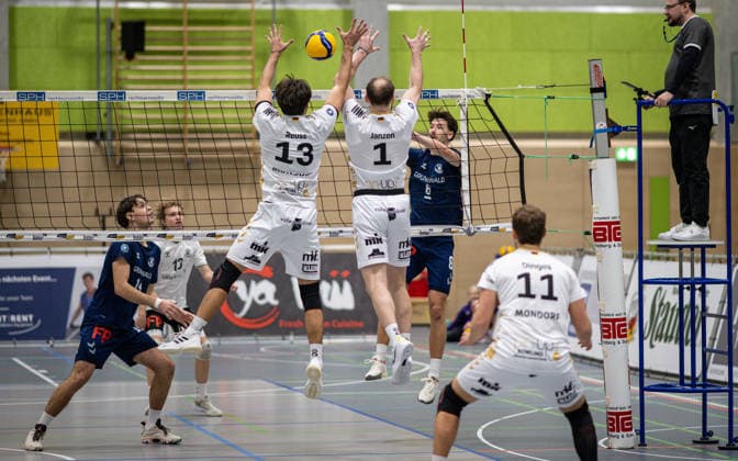 Volleyball, Saison 2025 2026, 2. Bundesliga Nord, 29.11.2025, 09. Spieltag, Herren, TuV Bocholt (blau) vs. TuS Mondorf (weiss) v.l.: Bohdan Velychko (TuB Bocholt), Tom-Luca Schluse (Libero TuB Bocholt), Miguel Reuss (TuS Mondorf), Kevin Janzen (TuS Mondorf), Ben Stoverink (TuB Bocholt), Sebastian Dinges (TuS Mondorf), Marek Cwolek (1. Schiedsrichter) Bocholt Sporthalle West Nordrhein-Westfalen Deutschland