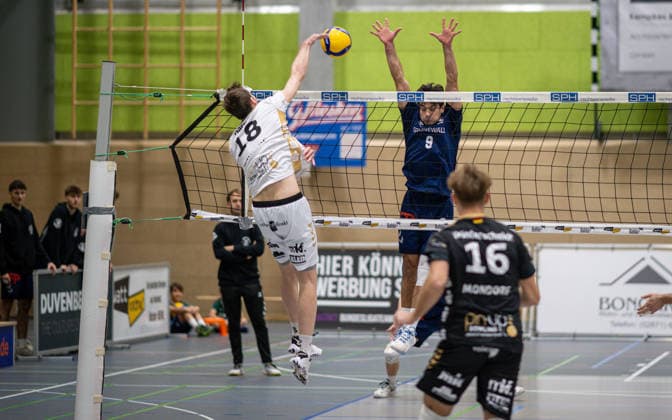 Volleyball, Saison 2025 2026, 2. Bundesliga Nord, 29.11.2025, 09. Spieltag, Herren, TuV Bocholt (blau) vs. TuS Mondorf (weiss) v.l.: Manuel Harms (TuS Mondorf), Lukas Salimi (TuB Bocholt), Jonas Winterscheidt (Libero TuS Mondorf), Bocholt Sporthalle West Nordrhein-Westfalen Deutschland