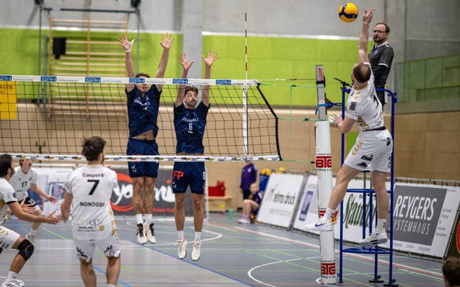 Volleyball, Saison 2025 2026, 2. Bundesliga Nord, 29.11.2025, 09. Spieltag, Herren, TuV Bocholt (blau) vs. TuS Mondorf (weiss) v.l.: Miguel Reuss (TuS Mondorf), Eric Caspers (TuS Mondorf), Bohdan Velychko (TuB Bocholt), Ben Stoverink (TuB Bocholt), Kevin Janzen (TuS Mondorf), Marek Cwolek (1.Schiedsrichter), Bocholt Sporthalle West Nordrhein-Westfalen Deutschland