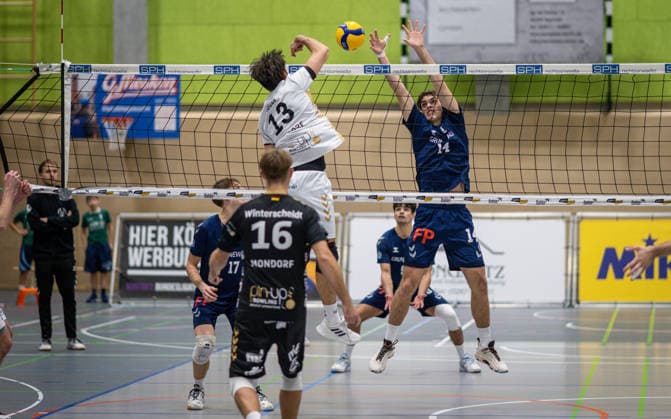 Volleyball, Saison 2025 2026, 2. Bundesliga Nord, 29.11.2025, 09. Spieltag, Herren, TuV Bocholt (blau) vs. TuS Mondorf (weiss) v.l.: Hauke Lehmbrock (TuB Bocholt), Jonas Winterscheidt (Libero TuS Mondorf), Miguel Reuss (TuS Mondorf), Lukas Salimi (TuB Bocholt, Hintergrund), Bohdan Velychko (TuB Bocholt, 14), Bocholt Sporthalle West Nordrhein-Westfalen Deutschland
