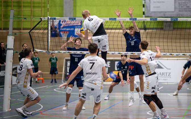 Volleyball, Saison 2025 2026, 2. Bundesliga Nord, 29.11.2025, 09. Spieltag, Herren, TuV Bocholt (blau) vs. TuS Mondorf (weiss) v.l.: Manuel Harms (TuS Mondorf), Joke Johannig (TuB Bocholt), Eric Caspers (TuS Mondorf, 7), Veit Bils (TuS Mondorf, 6), Tom Doerpinghaus (TuB Bocholt), Sebastian Dinges (TuS Mondorf), Bocholt Sporthalle West Nordrhein-Westfalen Deutschland