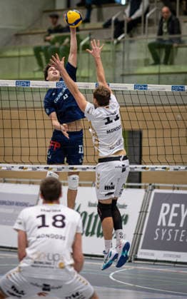 Volleyball, Saison 2025 2026, 2. Bundesliga Nord, 29.11.2025, 09. Spieltag, Herren, TuV Bocholt (blau) vs. TuS Mondorf (weiss) v.l.: Manuel Harms (TuS Mondorf, 18), Joke Johannig (TuB Bocholt), Manuel Harms (TuS Mondorf), Bocholt Sporthalle West Nordrhein-Westfalen Deutschland