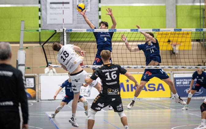 Volleyball, Saison 2025 2026, 2. Bundesliga Nord, 29.11.2025, 09. Spieltag, Herren, TuV Bocholt (blau) vs. TuS Mondorf (weiss) v.l.: Manuel Harms (TuS Mondorf), Lukas Salimi (TuB Bocholt), Jonas Winterscheidt (Libero TuS Mondorf), Bohdan Velychko (TuB Bocholt), Bocholt Sporthalle West Nordrhein-Westfalen Deutschland