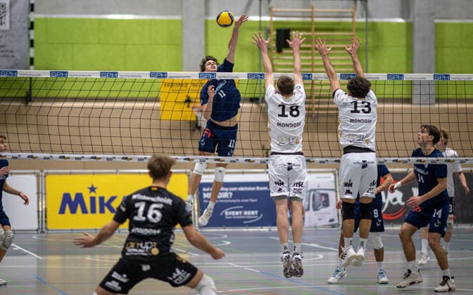 Volleyball, Saison 2025 2026, 2. Bundesliga Nord, 29.11.2025, 09. Spieltag, Herren, TuV Bocholt (blau) vs. TuS Mondorf (weiss) v.l.: Jonas Winterscheidt (Libero TuS Mondorf), Joke Johannig (TuB Bocholt), Manuel Harms (TuS Mondorf), Miguel Reuss (TuS Mondorf), Bohdan Velychko (TuB Bocholt), Bocholt Sporthalle West Nordrhein-Westfalen Deutschland