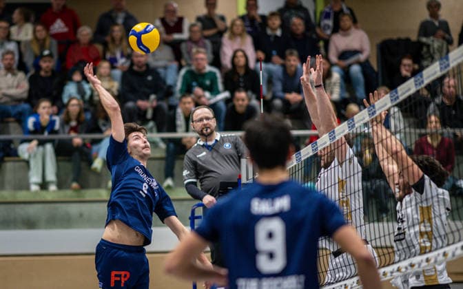 Volleyball, Saison 2025 2026, 2. Bundesliga Nord, 29.11.2025, 09. Spieltag, Herren, TuV Bocholt (blau) vs. TuS Mondorf (weiss) v.l.: Ben Stoverink (TuB Bocholt), Marek Cwolek (1. Schiedsrichter), Lukas Salimi (TuB Bocholt), Kevin Janzen (TuS Mondorf), Miguel Reuss (TuS Mondorf), Bocholt Sporthalle West Nordrhein-Westfalen Deutschland