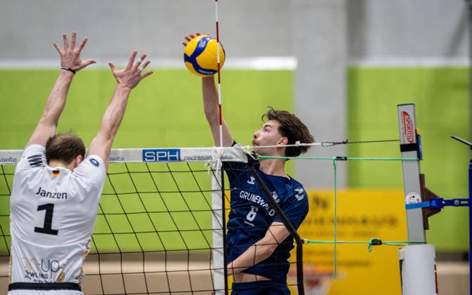 Volleyball, Saison 2025 2026, 2. Bundesliga Nord, 29.11.2025, 09. Spieltag, Herren, TuV Bocholt (blau) vs. TuS Mondorf (weiss) v.l.: Kevin Janzen (TuS Mondorf), Ben Stoverink (TuB Bocholt), Bocholt Sporthalle West Nordrhein-Westfalen Deutschland