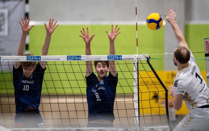Volleyball, Saison 2025 2026, 2. Bundesliga Nord, 29.11.2025, 09. Spieltag, Herren, TuV Bocholt (blau) vs. TuS Mondorf (weiss) v.l.: Tom Doerpinghaus (TuB Bocholt), Ben Stoverink (TuB Bocholt), Kevin Janzen (TuS Mondorf), Bocholt Sporthalle West Nordrhein-Westfalen Deutschland