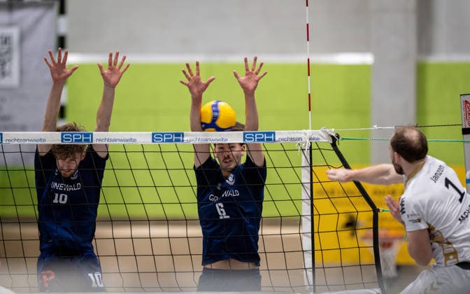 Volleyball, Saison 2025 2026, 2. Bundesliga Nord, 29.11.2025, 09. Spieltag, Herren, TuV Bocholt (blau) vs. TuS Mondorf (weiss) v.l.: Tom Doerpinghaus (TuB Bocholt), Ben Stoverink (TuB Bocholt), Kevin Janzen (TuS Mondorf), Bocholt Sporthalle West Nordrhein-Westfalen Deutschland
