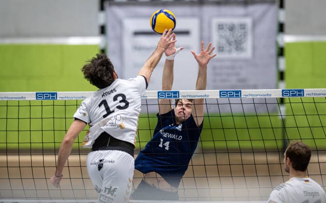 Volleyball, Saison 2025 2026, 2. Bundesliga Nord, 29.11.2025, 09. Spieltag, Herren, TuV Bocholt (blau) vs. TuS Mondorf (weiss) v.l.: Miguel Reuss (TuS Mondorf), Bohdan Velychko (TuB Bocholt), Bocholt Sporthalle West Nordrhein-Westfalen Deutschland