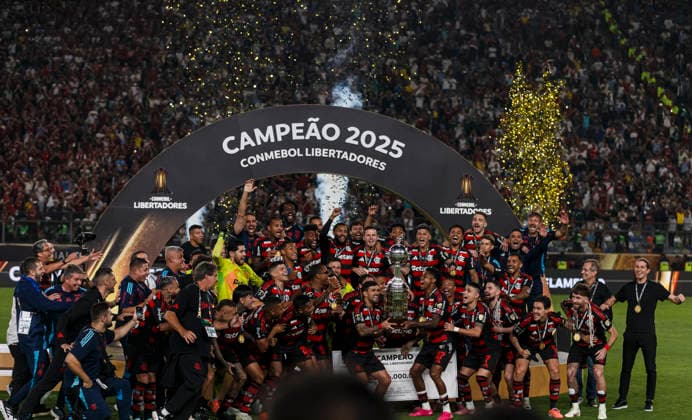 Palmeiras v Flamengo - Copa CONMEBOL Libertadores 2025 Final Lima, Peru - November 29: Players of Flamengo celebrate with the trophy after the Copa CONMEBOL Libertadores 2025 Final match between Palmeiras and Flamengo at Estadio Monumental U de Lima. Copyright: xLatinxSportxImagesx